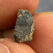 0,40gr of Oued Namous 001 Angrite meteorite with green cristal fusion crust 2171