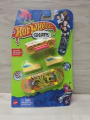 Hot Wheels Skate Tony Hawks Car and Fingerboard Set Hi-Beam HGN59
