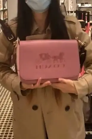 美國正品COACH F72703 限量 經典黑色、乾燥玫瑰粉大馬車LOGO(大號)-翻蓋馬鞍包、郵差包. (荔枝紋全真皮款) 斜背包 側背包-&限量新款 白拚深色(全真皮-彩虹背帶)、粉橘拚色 大馬車 後背包-(保證美國OUTLET直購全新100%正品)-*vivi shop*