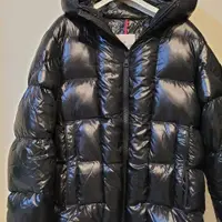 在飛比找PopChill優惠-[二手] 全新 Moncler 歐洲剛帶回 黑色羽絨外套 男