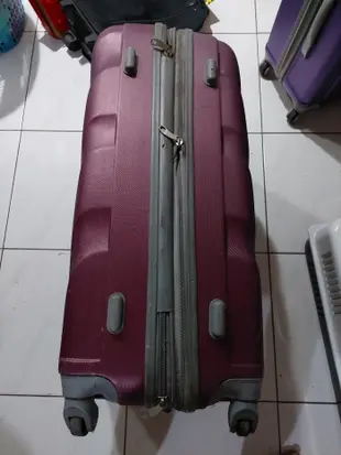 行李箱，30吋，4輪，Rowana，輪子有磨耗，拖動有聲音，台中可約面交