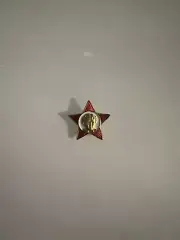 YOUNG VLADIMIR LENIN YOUTH MEMBER RED ENAMELED AND GOLD METAL STAR PIN