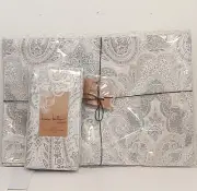 Nicole Miller Home White/Silver 4 PC Set Placemats & Coordinating Cloth Napkins.