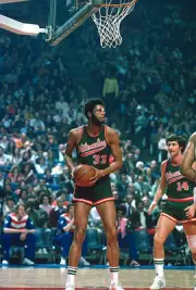 Kareem Abdul-Jabbar Milwaukee Bucks in action against the Washingt- Old Photo 1
