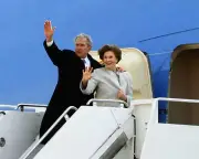 GEORGE W. BUSH & LAURA BOARD AIR FORCE ONE FOR LAST TIME - 8X10 PHOTO (EP-630)