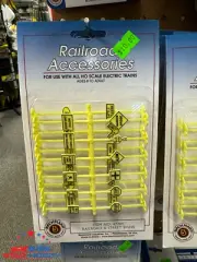 Bachmann 42204 YELLOW RAILROAD & STREET SIGNS (24 PIECES) (HO SCALE)