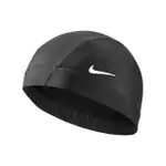 【NIKE 耐吉】泳帽 COMFORT CAP 黑 白 耐氯塗層 耐用 游泳(NESSC150-001)