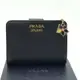 [二手] Prada 1ML018 Saffiano 倒三角標 Logo 小花拉鍊二折短夾 黑色