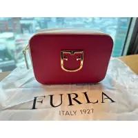 在飛比找蝦皮購物優惠-FURLA Brava New Logo粒面皮革相機包寬帶背