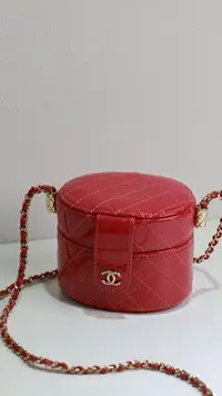 在飛比找Yahoo!奇摩拍賣優惠-【新品直播】CHANEL 桃粉漆皮鍊條小化妝包