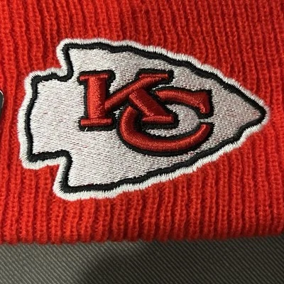 New Era Kansas City Cheifs Beanie Red/Yellow/White OSFM NFL Bogging Hat w/Pom