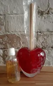 Boxed Avon Heart Shaped Reed Vase Diffuser Set Chocolate Raspberry 2008 New