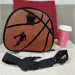 【現貨】 籃球造型籃球皮 斜背包 側背包 單肩包 肩背包 流行包 郵差包 手提包 圓筒包 休閒包 旅行包 書包 流行包包