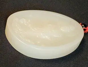 清宮傳世新疆和闐羊脂白玉觀音浮雕蛋圓形腰牌     羊脂白玉产自新疆和田，就是我们常说的“籽玉”，一般白玉结晶致密、细腻、湿润，无杂质，油脂感强。 羊脂