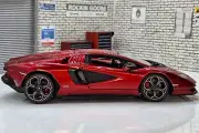Lamborghini Countach Metalic red LPI 800-4 1:24 Scale