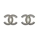 【CHANEL 香奈兒】CHANEL CC LOGO雙色鑲鑽設計穿式耳環(淡金X黑白)