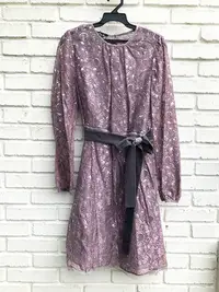 在飛比找Yahoo!奇摩拍賣優惠-Isabelle Wen 溫慶珠 藕紫色混織銀線蕾絲洋裝