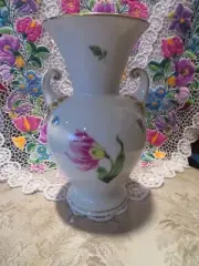 Herend Porcelain Beautiful "Kitty" Pattern Vase 8"