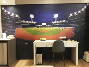 樂逸文旅(高雄六合夜市棒球館店)La Hotel Baseball Theme Hall