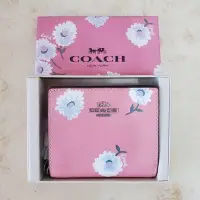 在飛比找Yahoo!奇摩拍賣優惠-【COACH】立體馬車logo 小雛菊皮革對開釦式短夾禮盒