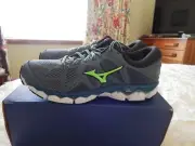 Mizuno Wave Sky 2 mens shoes, size 9 US, brand new in box