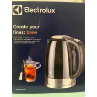 在飛比找蝦皮購物優惠-Electrolux 智慧溫控電茶壺 1.7公升 EEK77