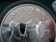 1-OZ.CHRISTMAS PENGUINS SING JOY TO THE WORLD ENGRAVABLE COIN SILVER .999+GOLD