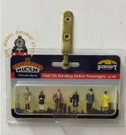 Bachmann 36-402 1960/70s Standing Station Passengers - OO Gauge