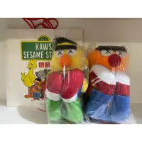 在飛比找蝦皮購物優惠-正版Uniqlo X KAWS X Sesame Stree