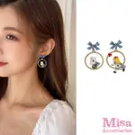 【MISA】韓國設計不對稱愛麗絲夢遊仙境造型夾式耳環(無耳洞耳環 耳夾 夾式耳環 不對稱耳環)