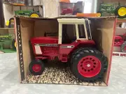 1/16 International 1586 Tractor with Cab