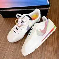 在飛比找蝦皮購物優惠-NIKE Cortez Be True 彩虹 白 阿甘 休閒