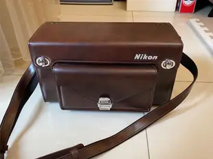早期日本製Nikon FB-17 真皮硬殼相機包 近全新 無外箱視為二手品出售 已絕版！ 臺幣隨時可賺，好物一只難尋～ 歡迎詢問