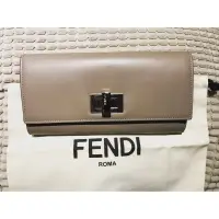 在飛比找蝦皮購物優惠-Fendi 全新正品 peekaboo 米灰色 長夾