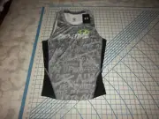 MENS MEDIUM GRAY/BLACK SLEEVELESS UNDER ARMOUR COMPRESSION SHIRT - NWT