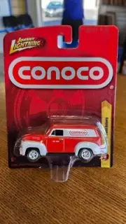 2012 Johnny Lightning Conoco R15 1950 Chevy Panel Delivery in Red
