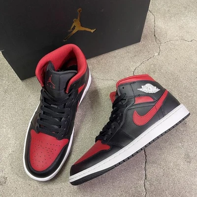 Men 9.5US Nike Air Jordan 1 Mid Bred