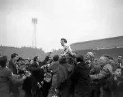 Luton Towns Billy Bingham chaired by delighted supporters afte - 1959 Old Photo