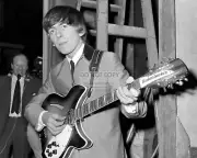 GEORGE HARRISON LEGENDARY MUSICIAN THE BEATLES - 8X10 PUBLICITY PHOTO (FB-664)