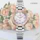 【CITIZEN 星辰】xC 光動能 電波對時 白蝶貝雙色淑女腕錶-29mm(EC1011-62W 防水50米)