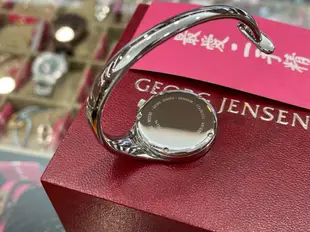 ☆最愛二手精品☆ GEORG JENSEN TORUN 喬治傑生朵蘭銀色圓形不鏽鋼鏡面手環手錶石英錶 C字開口腕錶 XG6484 337 XS