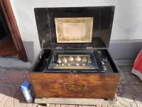 在飛比找Yahoo奇摩拍賣-7-11運費0元優惠優惠-1880年瑞士大型音樂盒古董八音盒，超大尺寸65/35/31