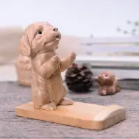 在飛比找樂天市場購物網優惠-桃木狗手機桌面支架 可愛卡通木質支架木雕狗擺件木雕