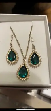 Sparkling Green Stones in Necklace and Earrings Pear Shaped Yellow metal chain