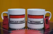 2 VICTOREEN NUCLEAR ASSOCIATION HOUZE FX HEAT CHANGING COFFEE CUP ATOMIC GEIGER
