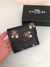 在飛比找Yahoo!奇摩拍賣優惠-空姐精品代購 COACH 28445 新款蝴蝶結花卉印花三折