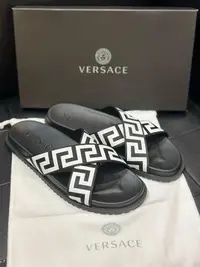 在飛比找Yahoo!奇摩拍賣優惠-【EZ兔購】~正品 VERSACE  凡賽斯 logo  美