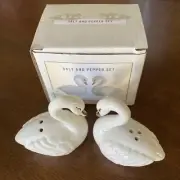 Cracker Barrel BEAUTIFUL WHITE SWANS Salt & Pepper Set Ceramic~NIB