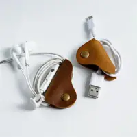 在飛比找ETMall東森購物網優惠-牛皮手工皮具真皮繞線器復古風USB收納整理數據線按扣耳機集線