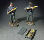 BRITAINS WORLD WAR 2 GERMAN 25135 88MM FLAK GUN CREW WITH OPEN CRATE & SHELL